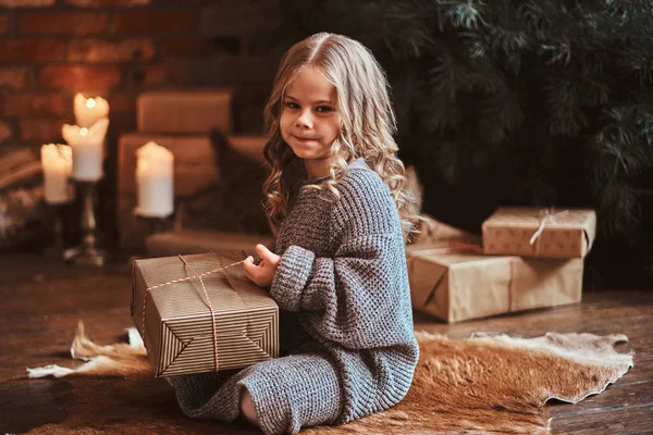 Portrait of cute little girl near christmas tree — Stock Photo, Image