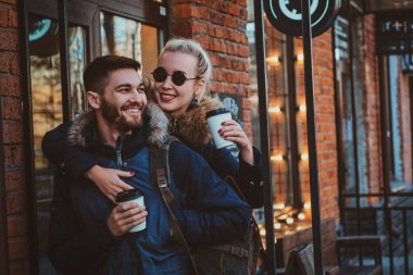 Romantik çift birlikte harika vakit geçiriyor.