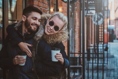 Romantik çift birlikte harika vakit geçiriyor.