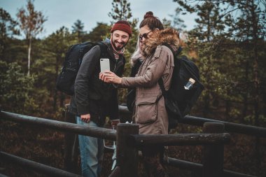Öğrenciler orman parkında güzel yürüyüşler yapıyorlar.