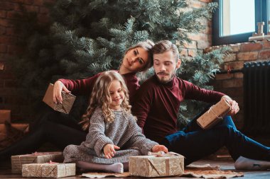 Mutlu bir aile evde Noel Kutlamaları