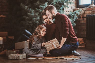Mutlu bir aile evde Noel Kutlamaları