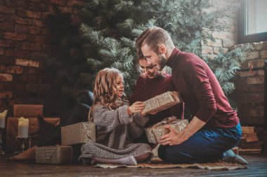 Mutlu bir aile evde Noel Kutlamaları