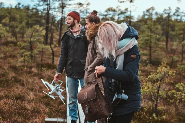 Students are enjoying nice walk in forestal park — Stock Photo, Image