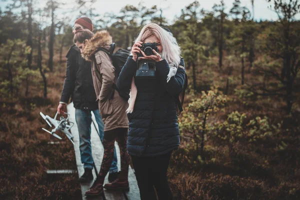 Mädchen macht ein Foto mit ihrer Fotokamera — Stockfoto