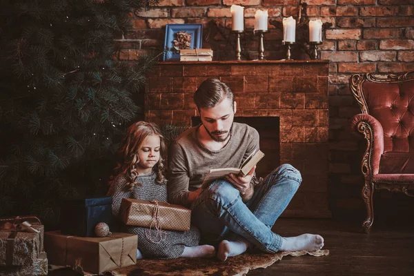 Noel mevsimi kavramı - baba ve kız — Stok fotoğraf
