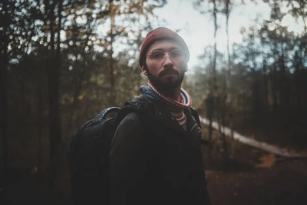 Retrato de joven barbudo en gafas — Foto de Stock