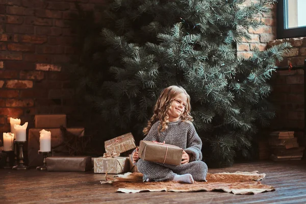 Retrato de menina bonita perto da árvore de Natal — Fotografia de Stock