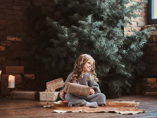 Portrait of cute little girl near christmas tree — Stock Photo, Image