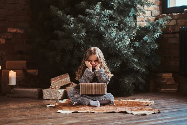 Portrait of cute little girl near christmas tree — Stock Photo, Image