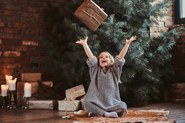 Portrait of cute little girl near christmas tree — Stock Photo, Image