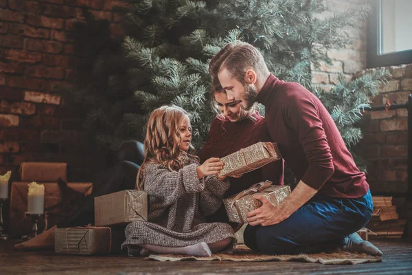 Mutlu bir aile evde Noel Kutlamaları — Stok fotoğraf