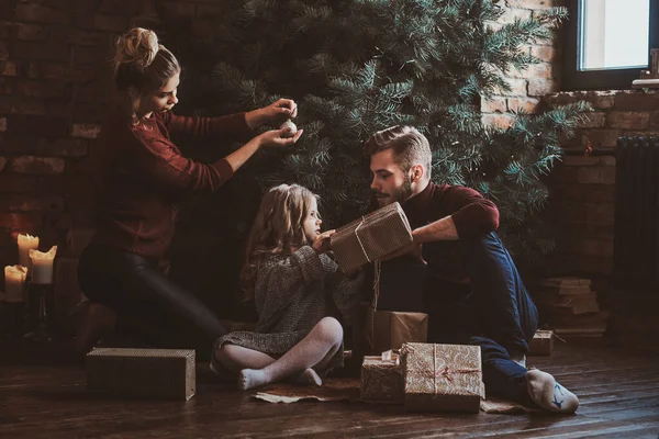 Mutlu bir aile evde Noel Kutlamaları — Stok fotoğraf