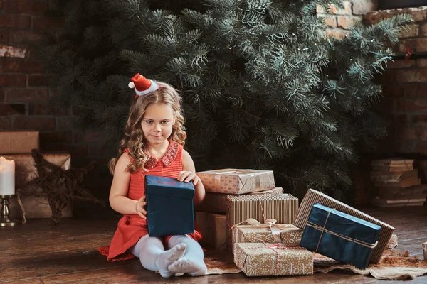 Porträtt av söt liten flicka nära julgran — Stockfoto