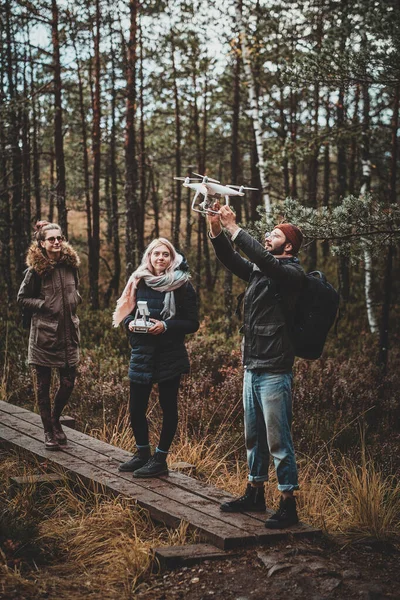 Gruppo di amici stanno godendo di escursioni autunnali nella foresta — Foto Stock