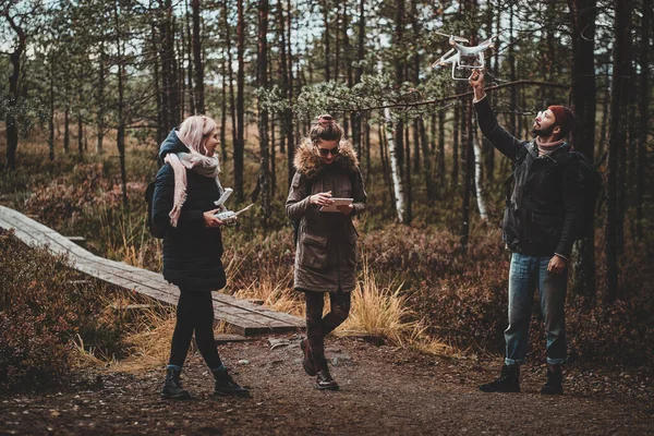 Bir grup arkadaş ormanda sonbahar yürüyüşünün tadını çıkarıyorlar. — Stok fotoğraf