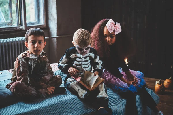 Tres niños pequeños están listos para Halloween — Foto de Stock