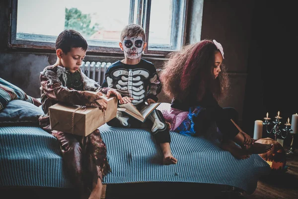 Tres niños pequeños están listos para Halloween —  Fotos de Stock