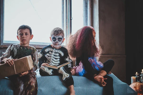 Mooie kinderen zijn voorbereid op Halloween. — Stockfoto