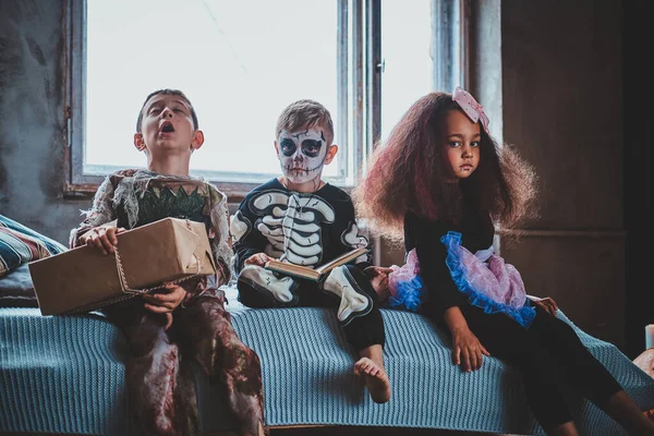 Ładne dzieci są przygotowane na Halloween. — Zdjęcie stockowe