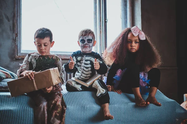 A szép gyerekek felkészültek a Halloweenre. — Stock Fotó