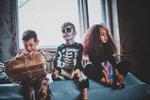 Los niños bonitos están preparados para Halloween —  Fotos de Stock