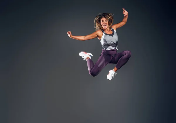 Portrait d'athlète heureux sautant en studio — Photo