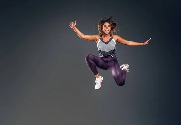 Portrait d'athlète heureux sautant en studio — Photo