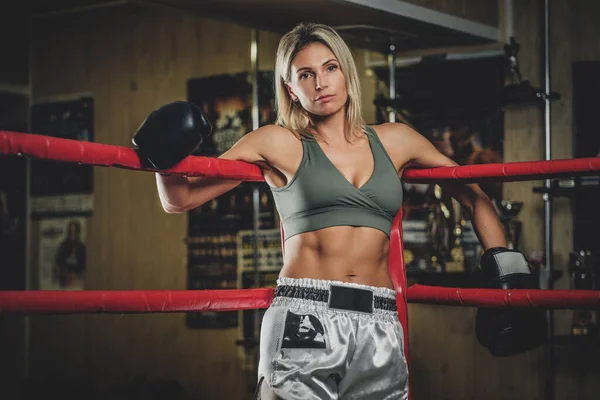 経験豊富な女性ボクサーの肖像 — ストック写真