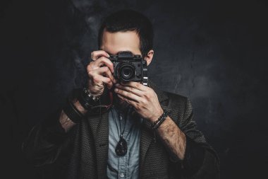 Muhabir fotoğraf stüdyosunda fotoğraf çekiyor.