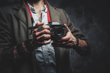 Muhabir fotoğraf stüdyosunda fotoğraf çekiyor.