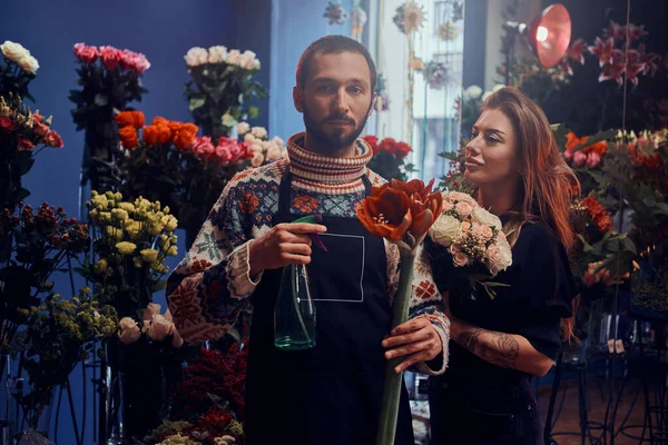 Dos floristas experimentados en la tienda de flores — Foto de Stock