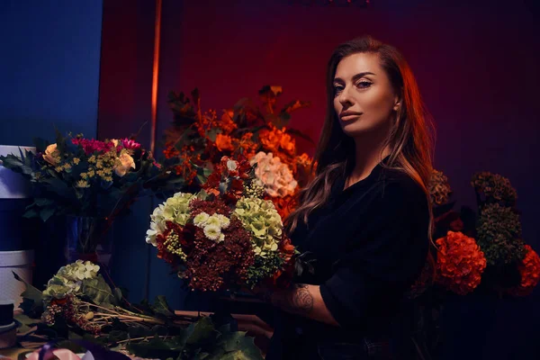 Ritratto di bella fiorista con fiori — Foto Stock
