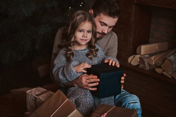 圣诞假期的概念-父亲和女儿 — 图库照片