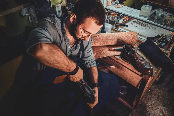 Processo de criação de um par de botas — Fotografia de Stock