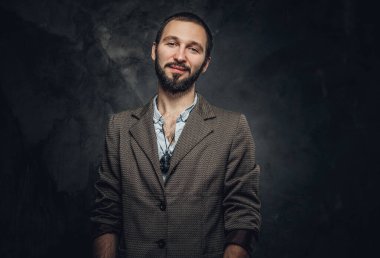 Karanlık fotoğraf stüdyosundaki neşeli adamın portresi.