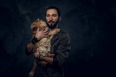 Kızıl kedisiyle evcil hayvan sahibinin portresi