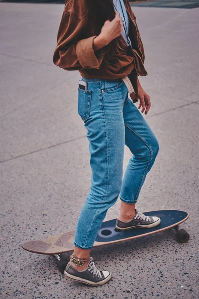 Womam is riding longboard on the street — Stock Photo, Image