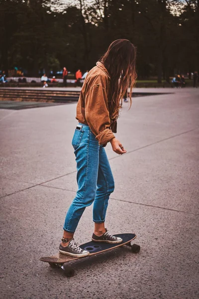 Womam is riding longboard on the street — Stock Photo, Image