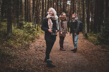 Öğrenciler orman parkında güzel yürüyüşler yapıyorlar.