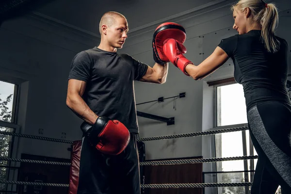Chica rubia tiene un entrenamiento con boxeador experimentado — Foto de Stock