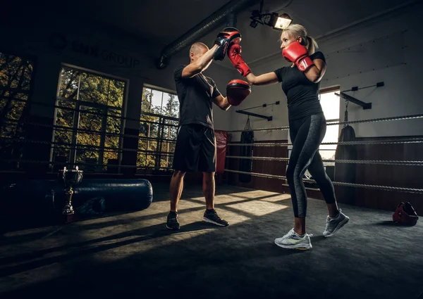 Chica rubia tiene un entrenamiento con boxeador experimentado — Foto de Stock