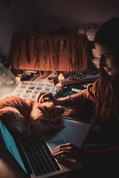 Menina ocupada e seu gato fofo — Fotografia de Stock