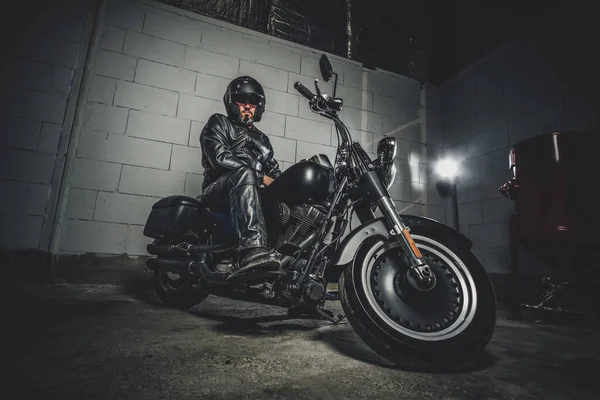 Biker mit seinem Motorrad in der Garage — Stockfoto