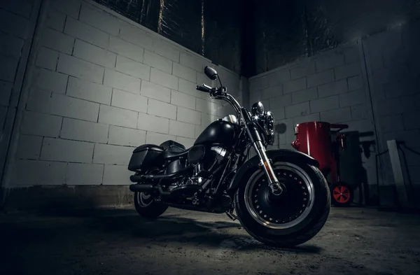 차고에 검은 오토바이를 세워 놓고 — 스톡 사진