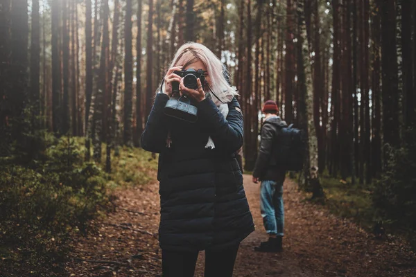 Mädchen macht ein Foto mit ihrer Fotokamera — Stockfoto