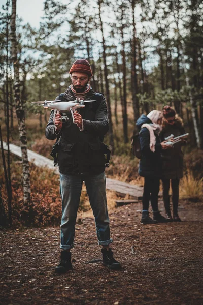 Группа друзей наслаждается осенней прогулкой в лесу — стоковое фото