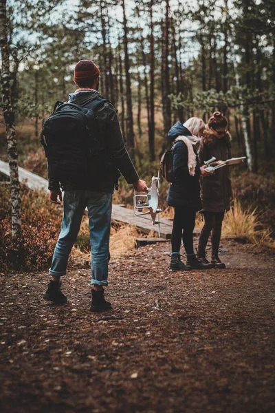 Grupo de amigos están disfrutando de caminata de otoño en el bosque — Foto de Stock