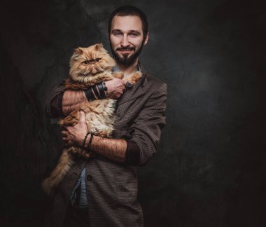 Kızıl kedisiyle evcil hayvan sahibinin portresi