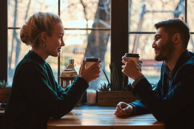 Romantik çift randevularında kafede oturuyor.